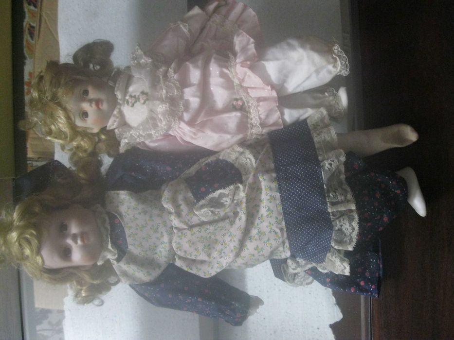 Bonecas com cara, mãos e pés em porcelana