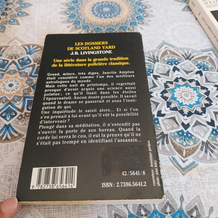 Qui a tué l'astrologue. Portes incluídos