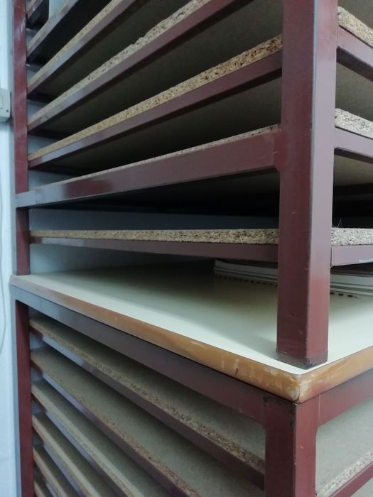 Mesas com prateleiras para papel/cartão etc.