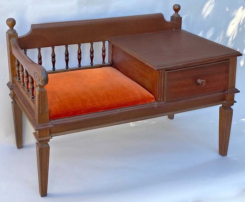 Móvel de apoio com assento