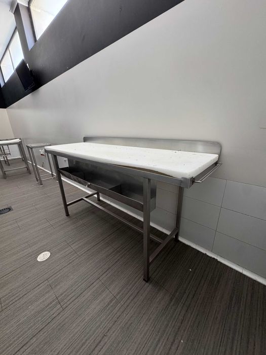 Mesa Profissional em Inox com Placa de Corte – 200x60x100 cm
