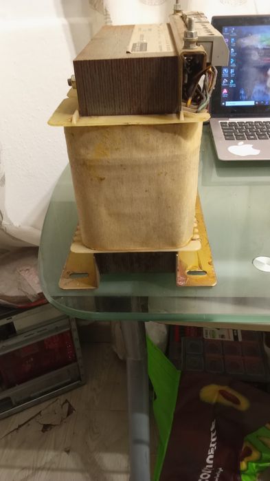 Transf. Trifásico a 380V, 2 saídas trifásicas e 3 mono.