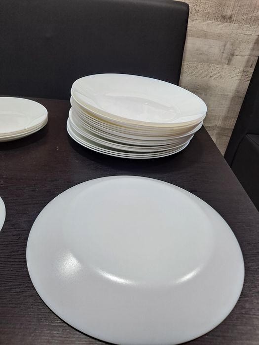 Conjunto de Pratos Brancos