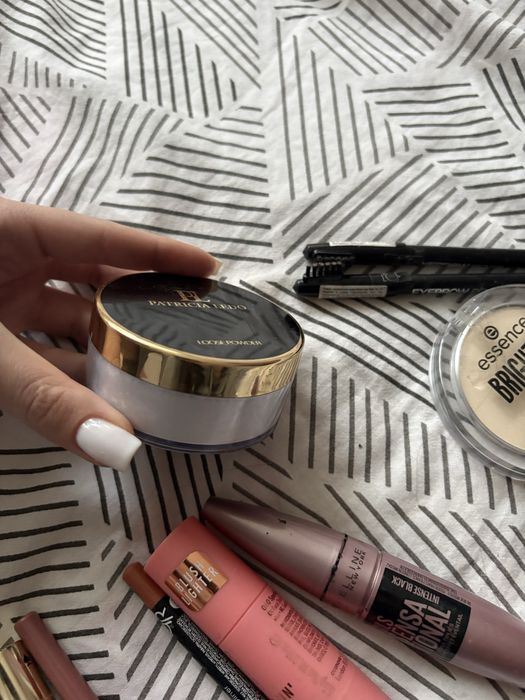 лот косметики.