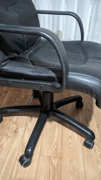 Чорне шкіряне крісло для керівника