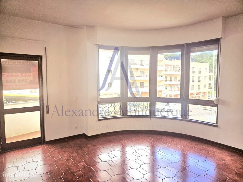 Apartamento T2 com Terraço, Arrecadação e Parqueamento | Sesimbra