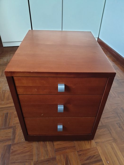 Pequeno armário de gavetas