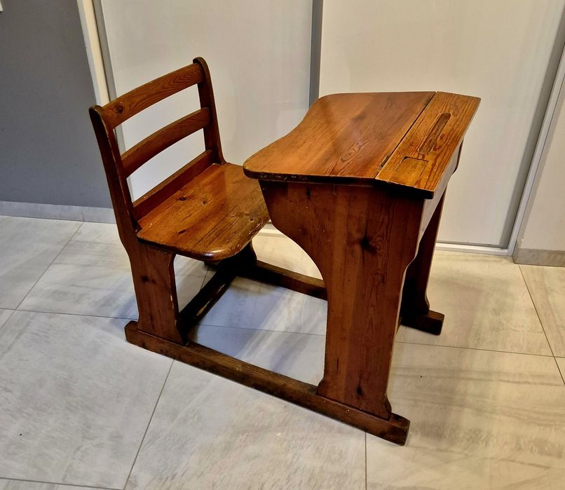 Stara zabytkowa ławka szkolna kałamarz