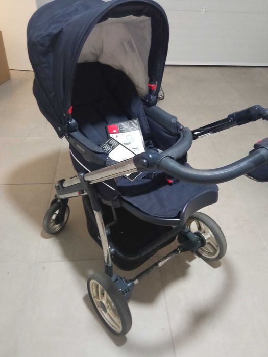 Carrinho BebeCar azul, em excelente estado de conservação