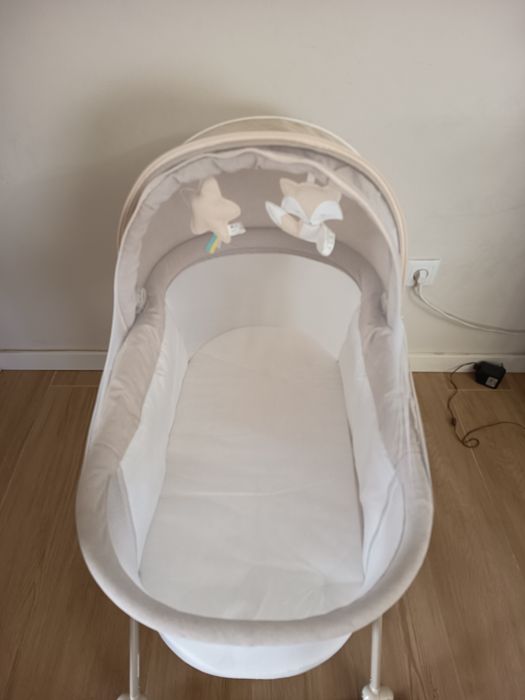 Berço de bebê com lençóis e resguardo