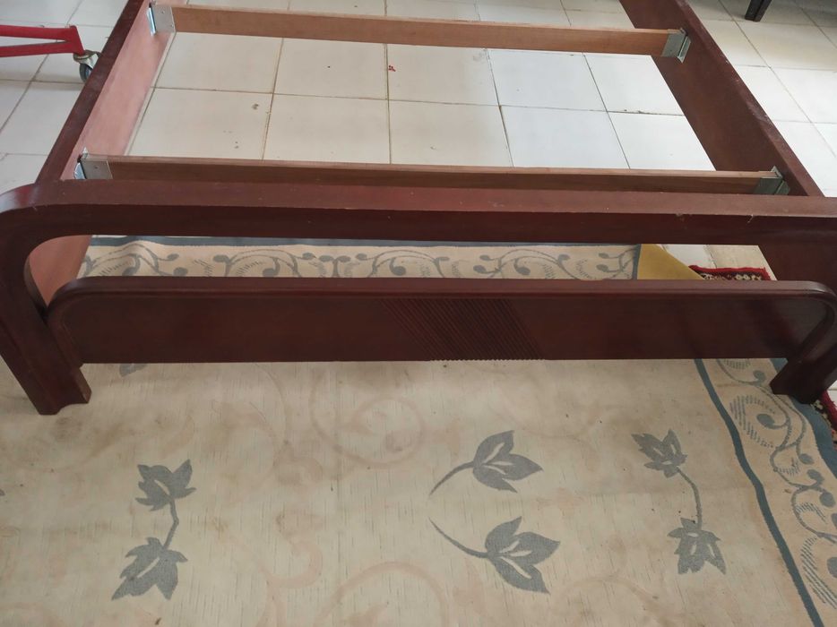 Vendo cama de madeira muito bonita.