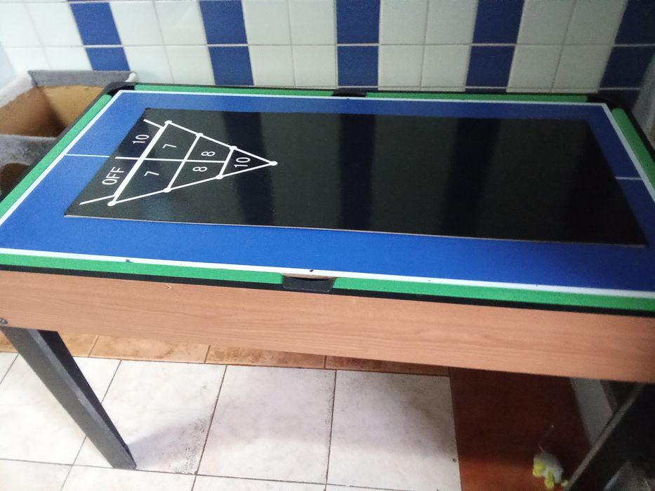 Mesa com vários jogos