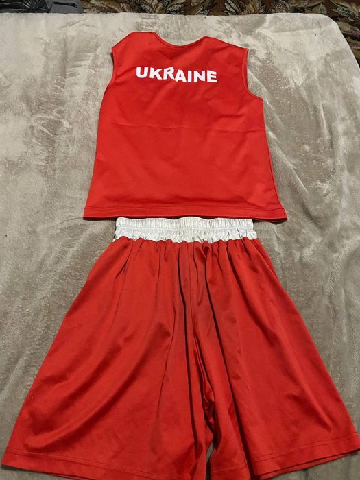 Червона форма Адідас