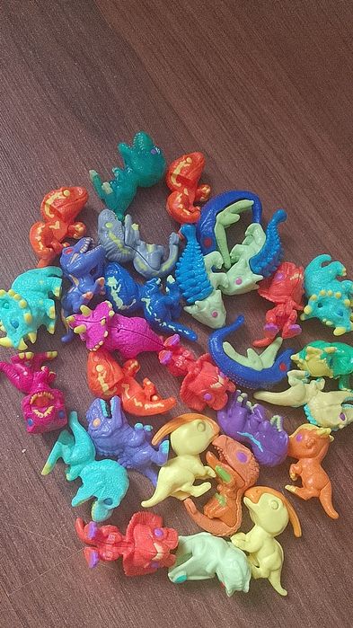 figurki jurassic world kinder joy