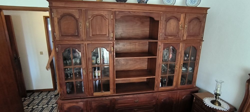 Móvel / Estante de Sala em Madeira Massiça (Com Cristaleira e Gavetame