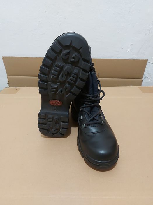 Botas FAL pretas tamanho 40 novos, oferecem conforto e durabilidade