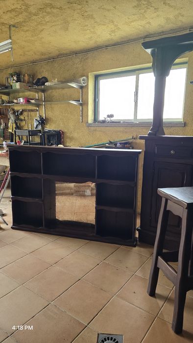 Móvel bar em cerejeira com dois bancos rústico semi novo