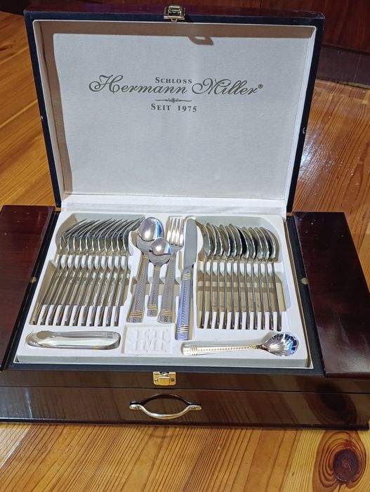 Продаю столовый набор на 72 прибора.