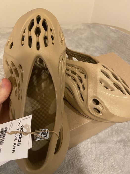 Yeezy Foam RNNR Clay Taupe
