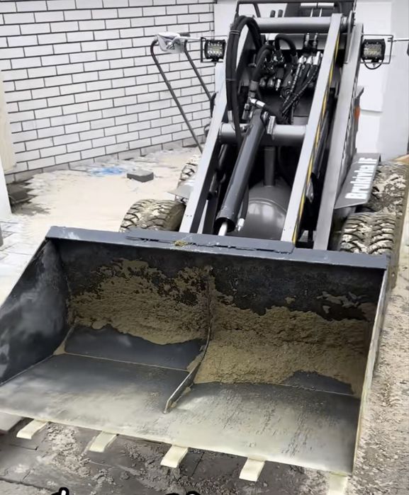 Прибираня снігу у дворі погрущик міні трактор  погрузки Тисмениця