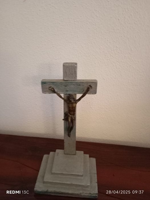 Crucifixo de Cristo em metal, pregado em cruz de madeira em cru