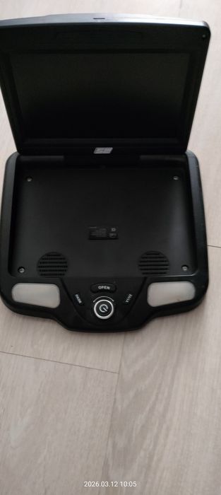 Потолочный монитор в автомобиль