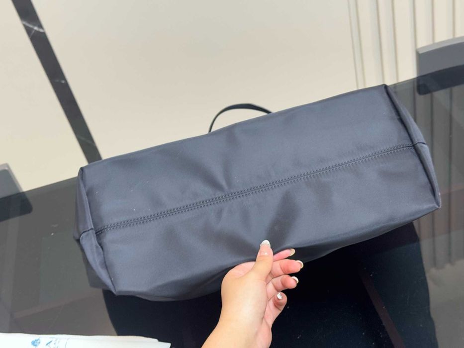 Torba tote Prada czarna nylonowa z logo trójkątnym