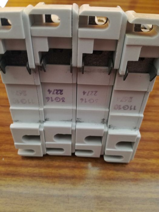 Selling 4 Siemens W g 10 A _380V circuit breakers and two 16 A, used.64584622997249123