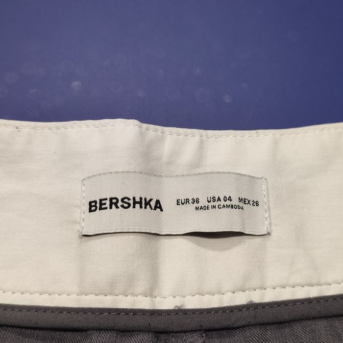 krótkie spodenki eleganckie z białym paskiem z Bershki