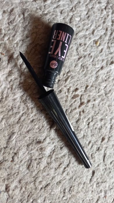 Czarna konturówka do oczu w płynie "Bell"