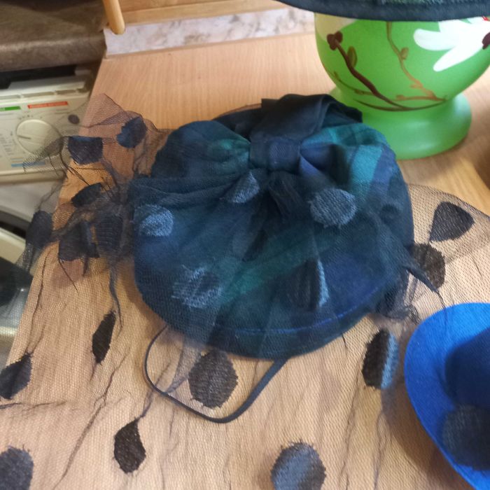 Жіночі капелюшки. Фетр. Таблетка з вуалью. Капелюшок-обруч