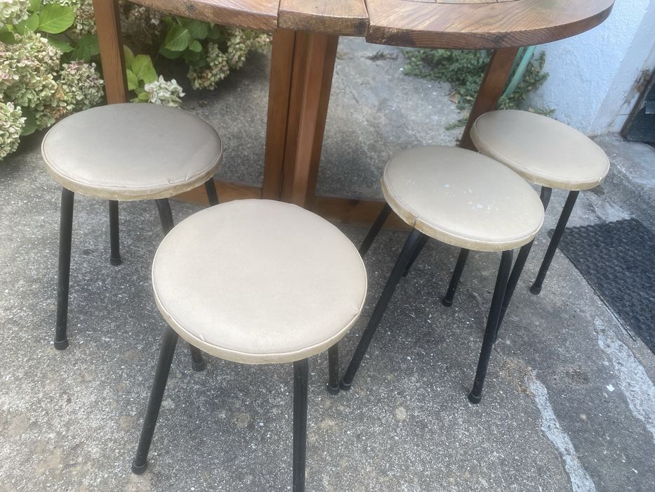 Mesa de madeira com 4 bancos