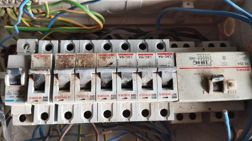 Several circuit breakers in good condition64874050831745123