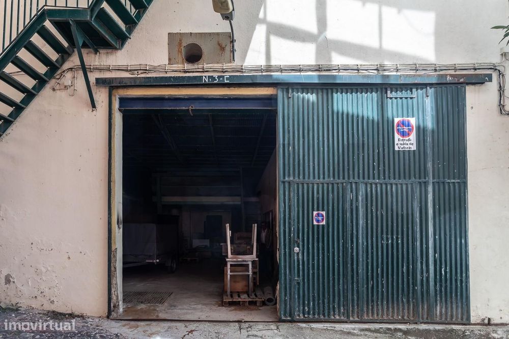 Armazém c/ projecto aprovado p/ reabilitar para Moradia, R. Ilha do Pr
