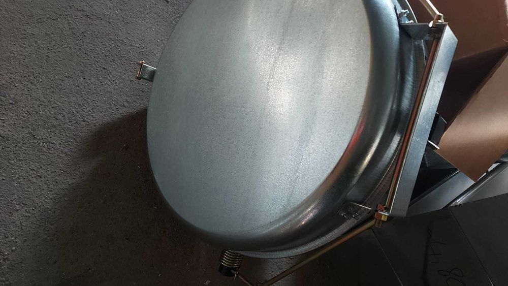 Pokrywa  z zamkiem sprężynowym + kołnierz  do silosów paszowych