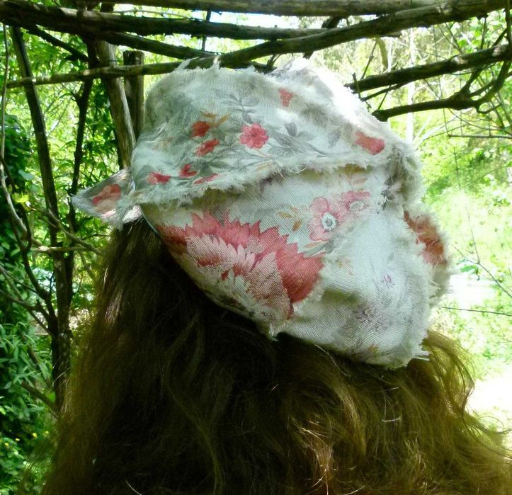 Chapéu estilo jornaleiro artesanal com rosas em estilo shabby chic (Handmade Shabby Rose Newsboy Hat)