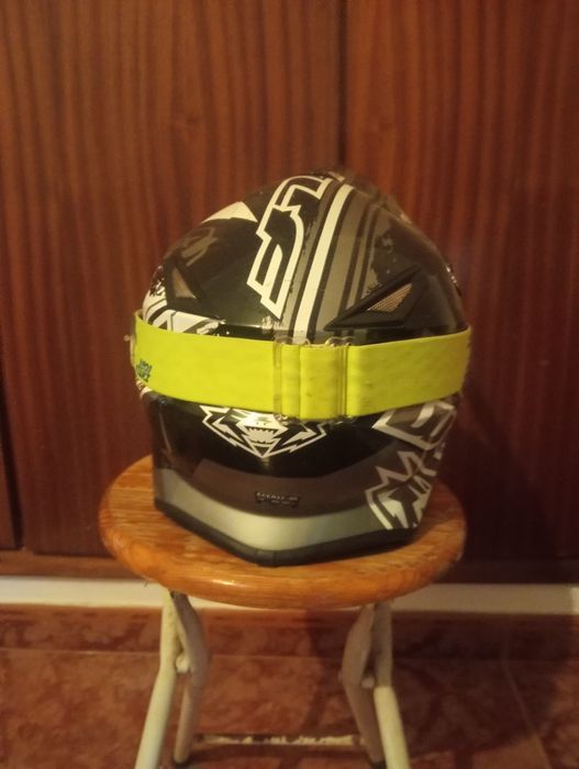 Capacete de motocross com óculos.