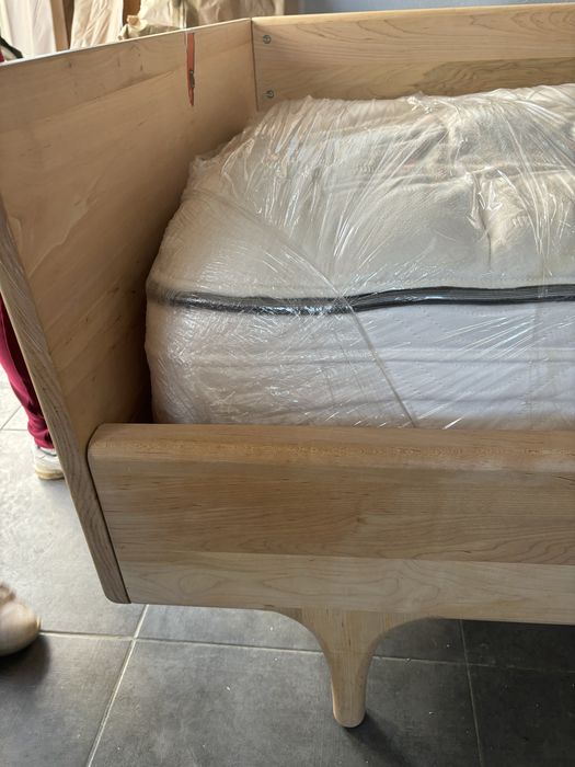 Cama de madeira maciça + estrado