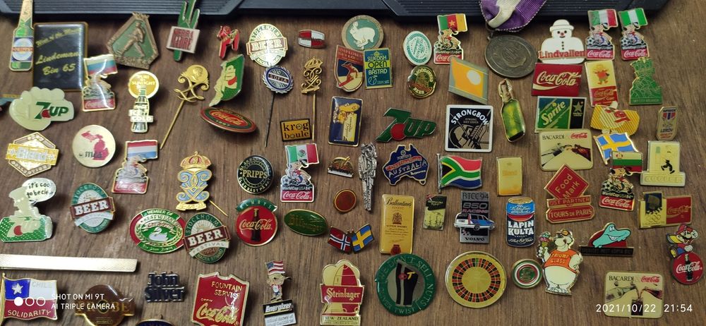 Значки разные много