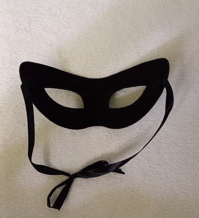 Маска карнавальна чёрная