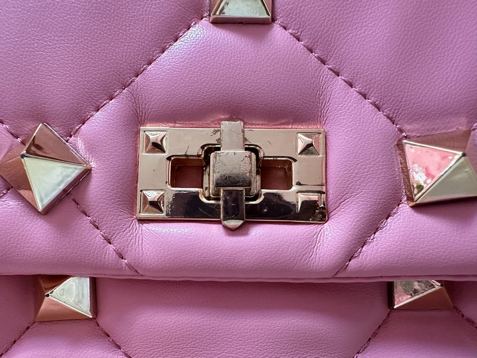 Mala cor de rosa com tachas