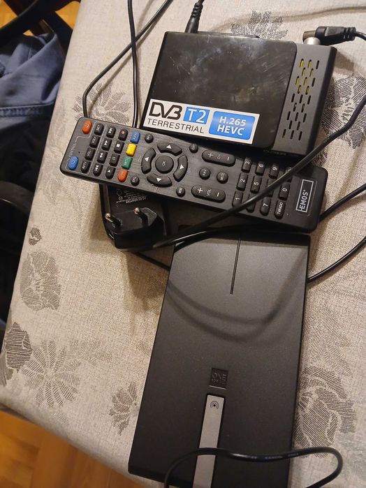 Dekoder DVBT2 EMOS + Antena + Pilot - jak nowe