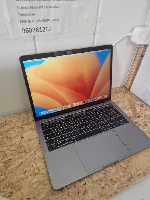 MacBook Pro TOUCH BAR 2017 com varios programas.