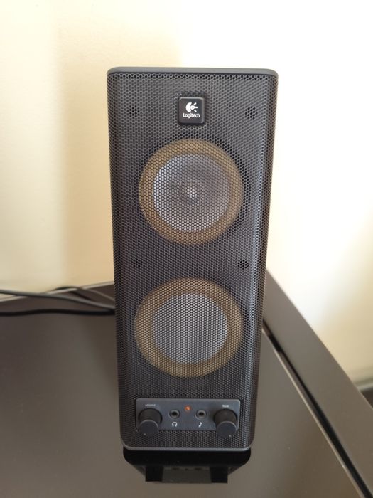Monitor, colunas e teclado