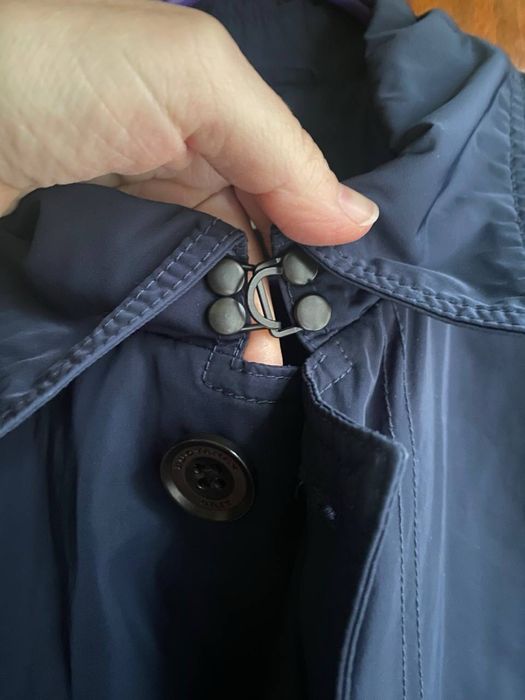 Чюдовий чоловічий тренчь.