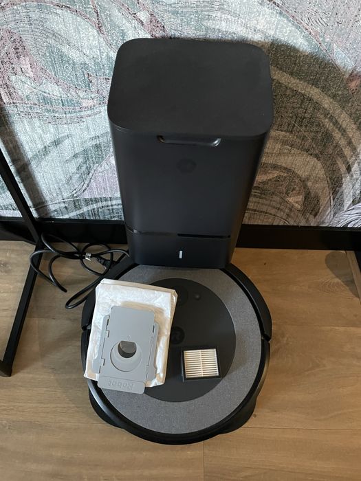 Robot sprzątający iRobot Roomba i3+ Stacja oczyszczająca - prawie nowy
