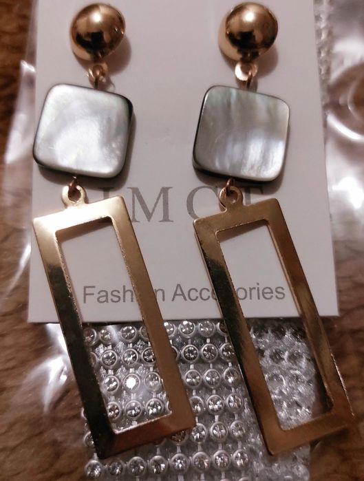 Довгі золотисті сережки з перламутровим  камінчиком