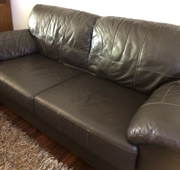 Sofá de pele castanha