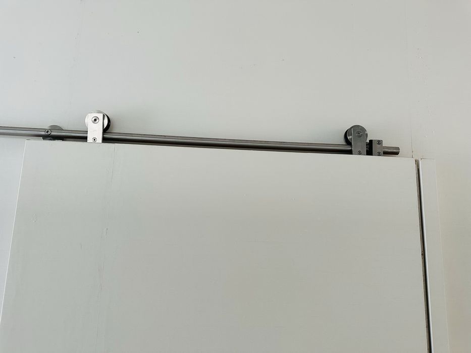 Sistema de fixação em aço inox para porta de correr + Porta de correr + Fecho
