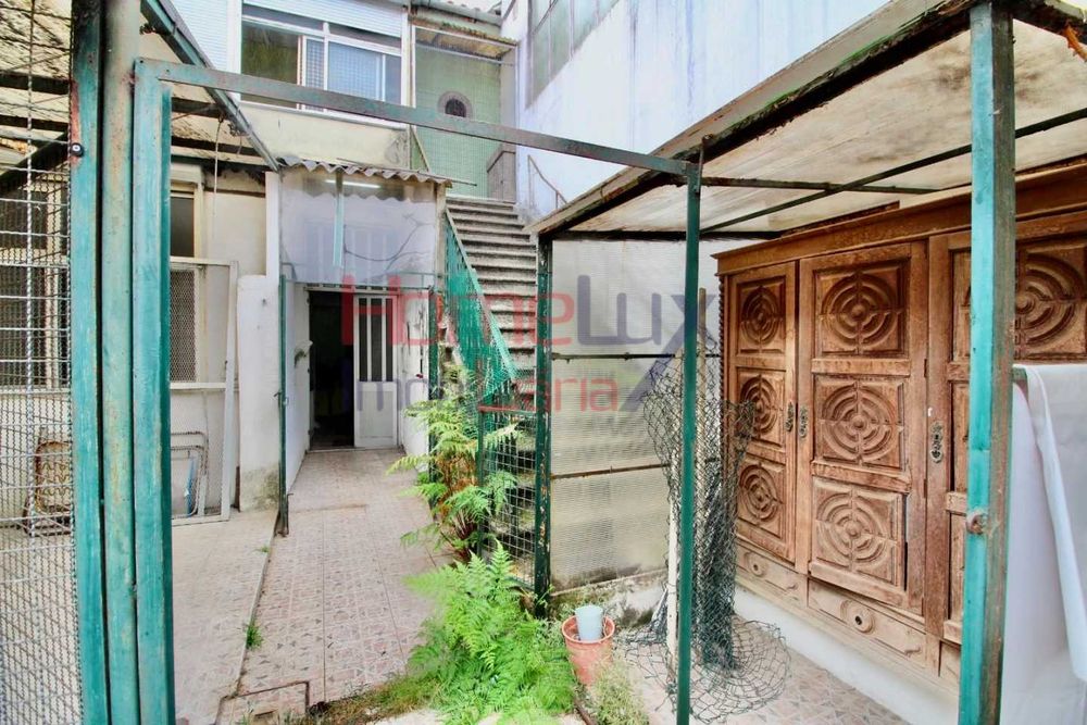 Prédio antigo , Rua Costa Cabral, Porto